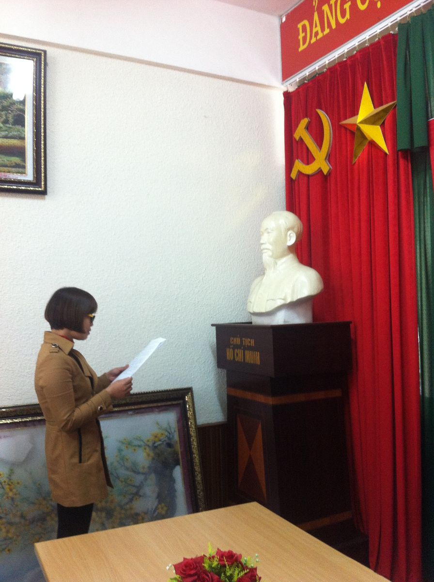 Đ/c Nguyễn Thị Lý – Nhân viên Ban Quản lý Nội trú, đọc lời tuyên thệ tại Lễ kết nạp