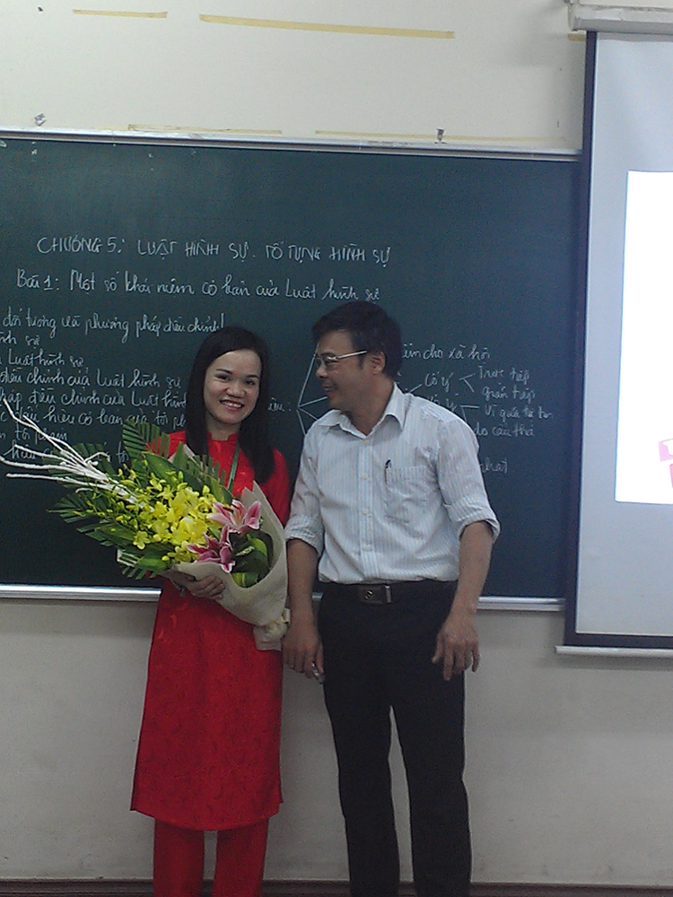 Thầy Đặng Hồng Hà - Trưởng khoa LLCT tặng hoa cô Nhung
